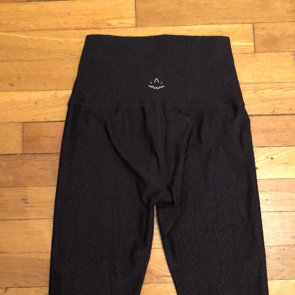 Beyond Yoga Snake Jacquard Textured Midi Leggings in Black, size XS - Picture 10 of 13